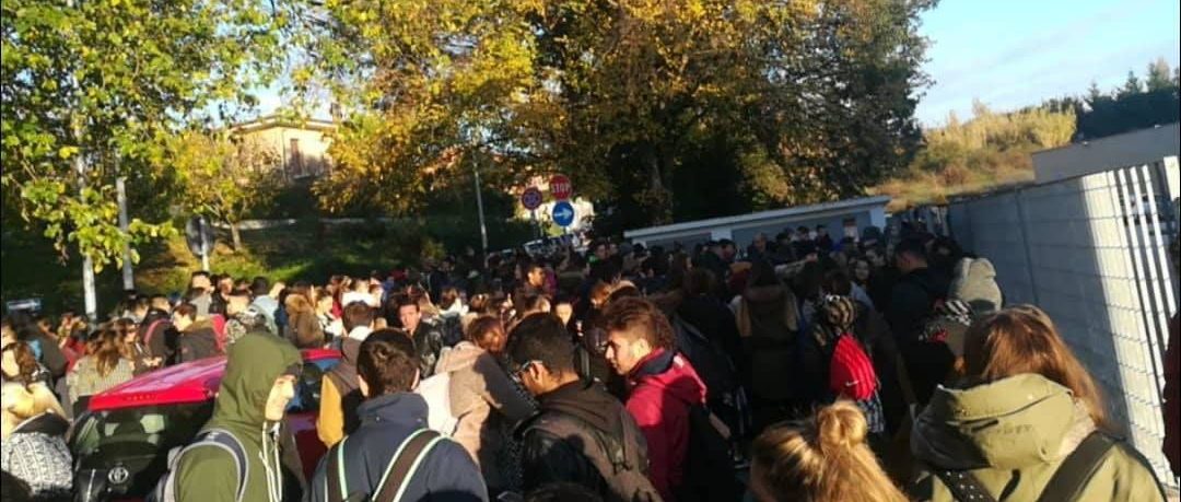 Ancona Studenti Piazza per Freddo nelle Aule